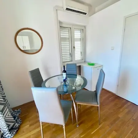 Charming 1-bed Near Arena And Centre Апартаменты