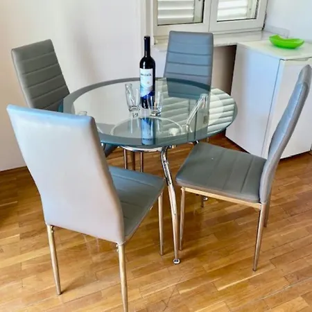 Charming 1-bed Near Arena And Centre Apartment Pula