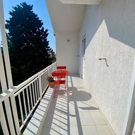 アパート Charming 1-bed Near Arena And Centre プーラ