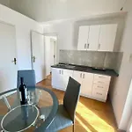 Charming 1-bed Near Arena And Centre شقة *