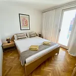 Charming 1-bed Near Arena And Centre بولا