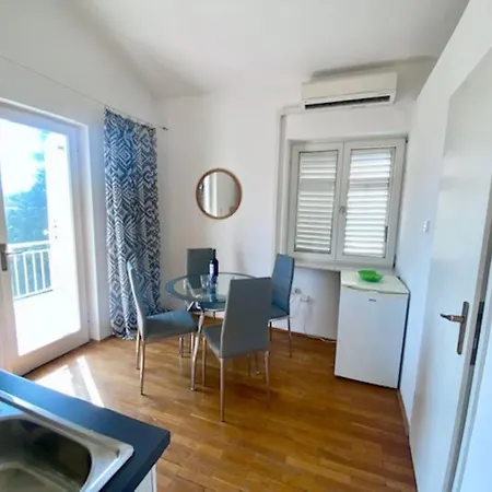 Charming 1-bed Near Arena And Centre شقة بولا